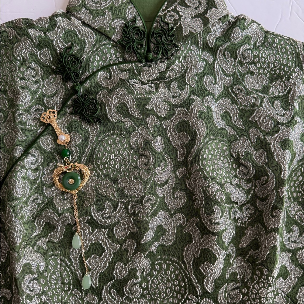 Elegant Green pendant hanger with gold accents.
